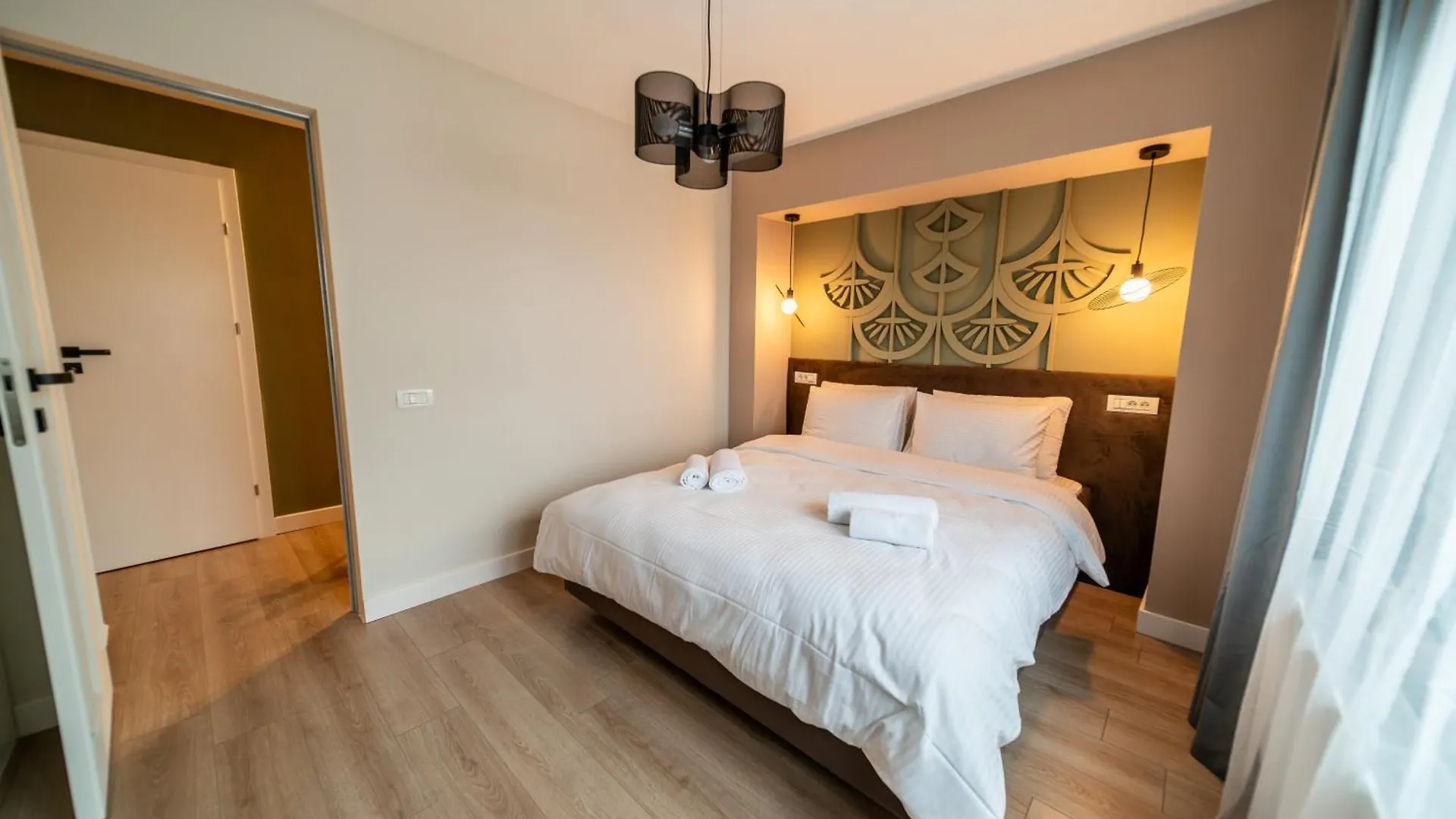 Bumblebee Apartment With Cozy Balcony Near Victoriei Avenue Bucarest