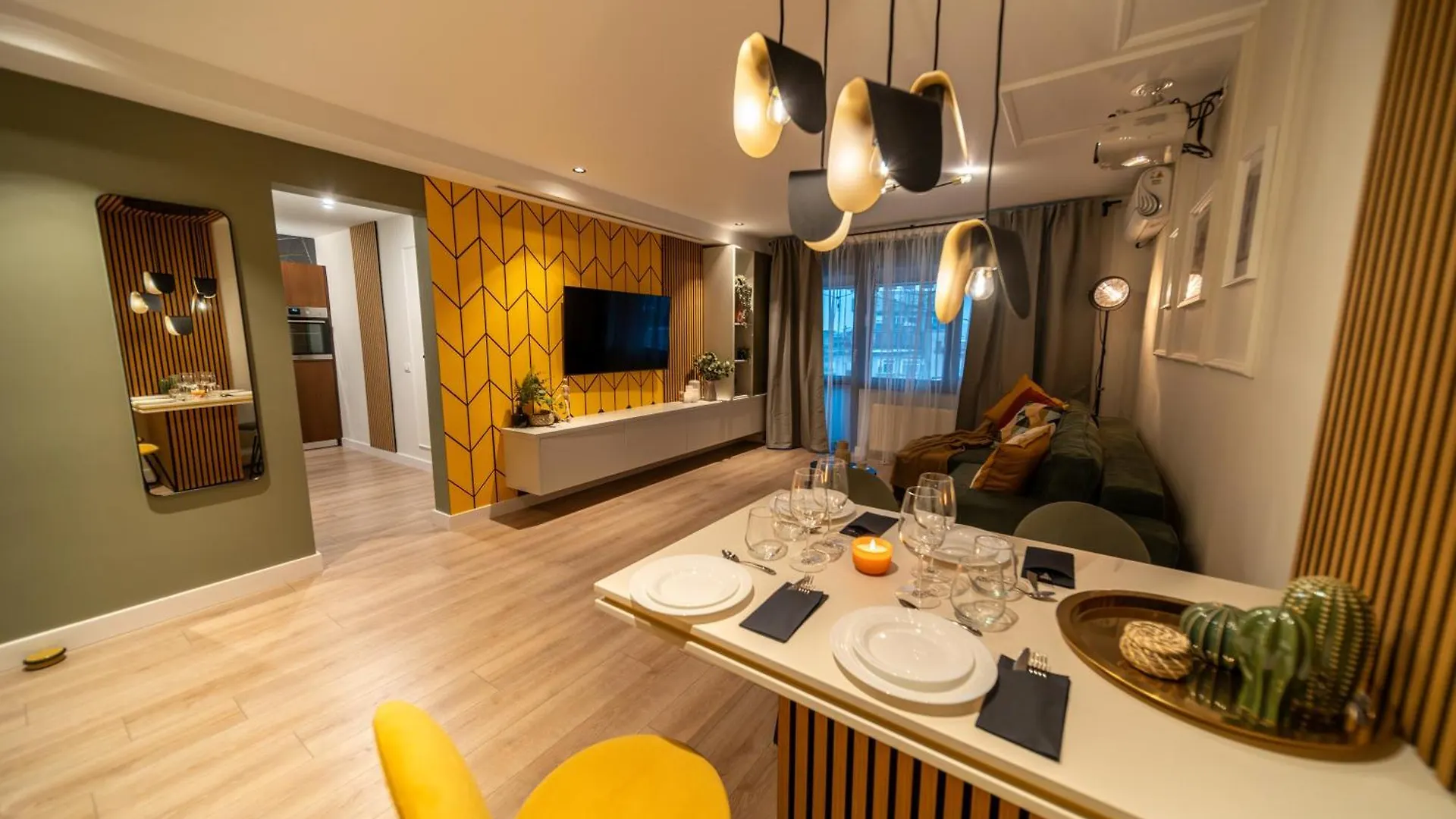 Bumblebee Apartment With Cozy Balcony Near Victoriei Avenue Bucharest