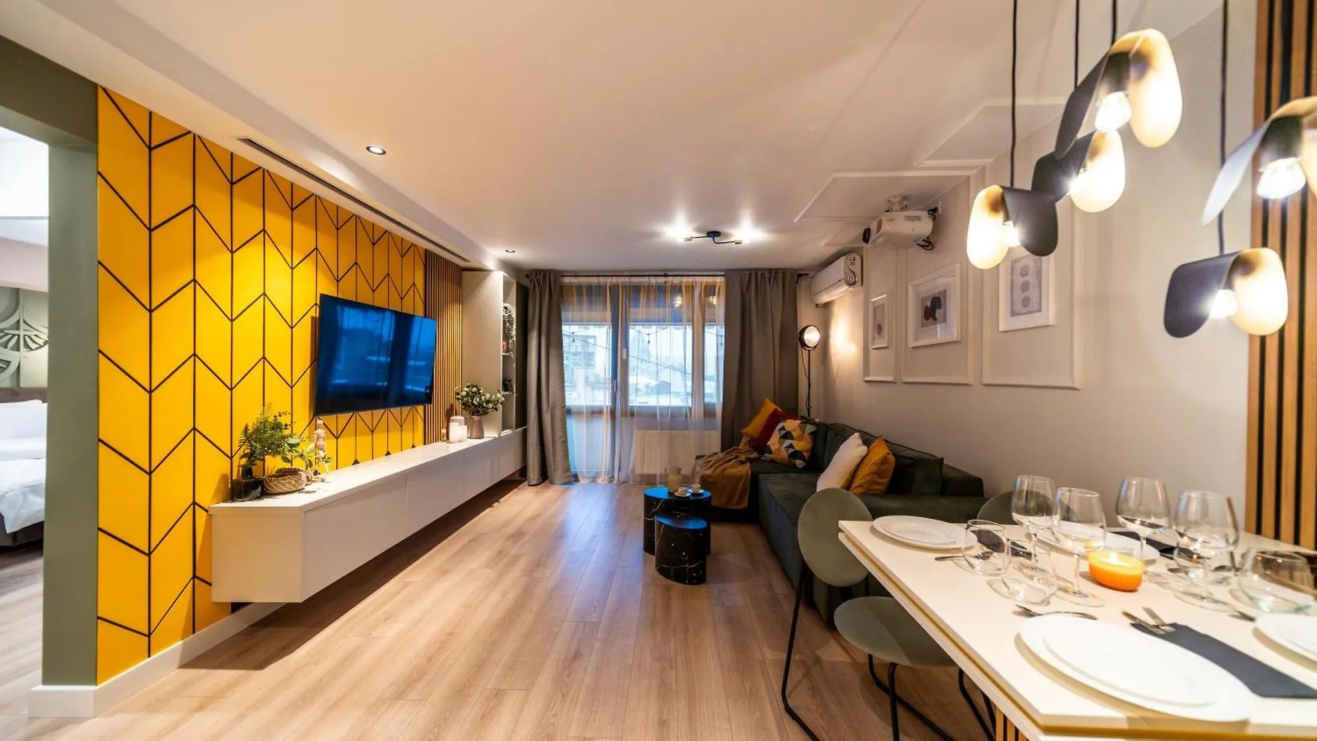 Bumblebee Apartment With Cozy Balcony Near Victoriei Avenue Bucarest