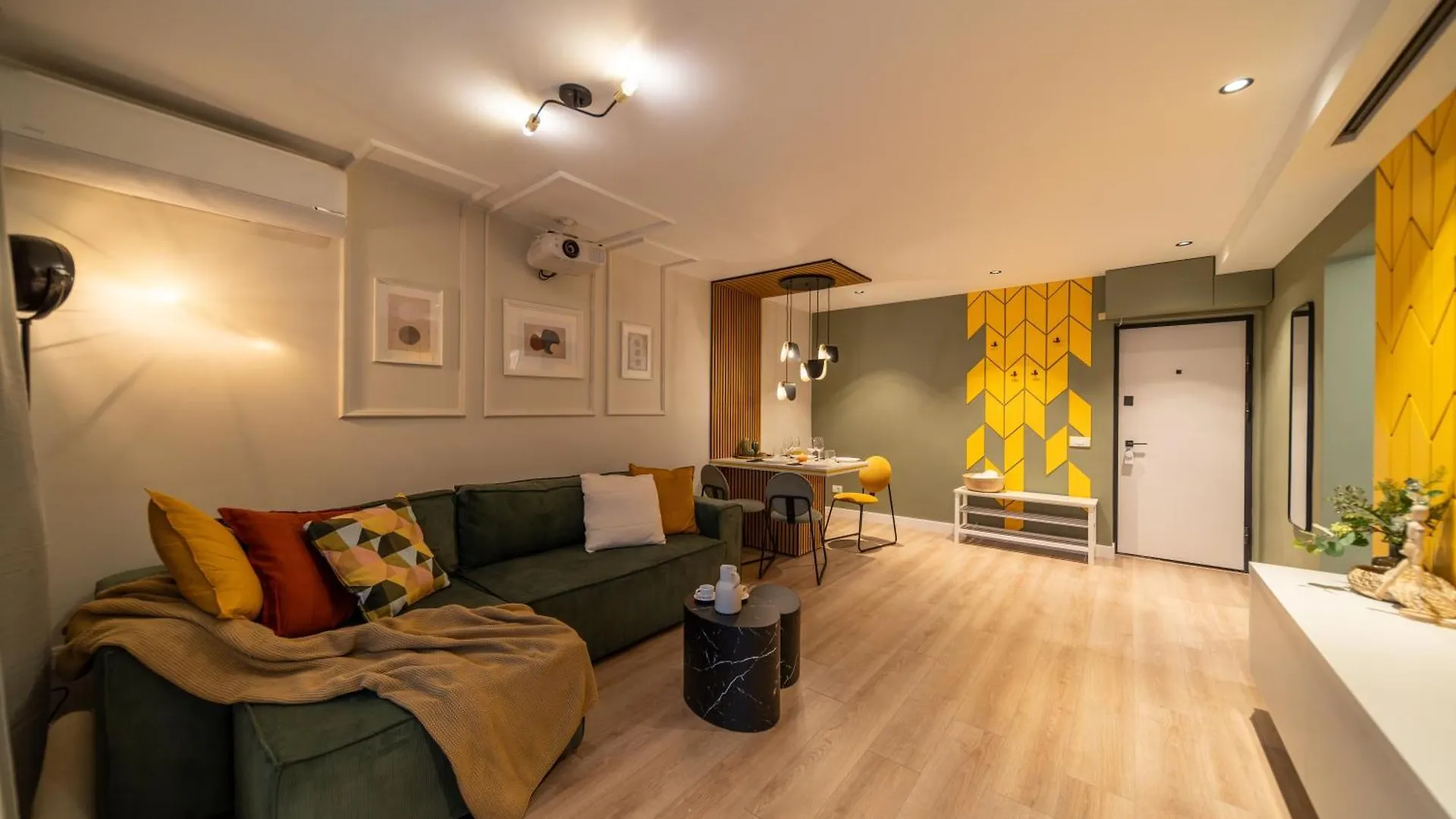Bumblebee Apartment With Cozy Balcony Near Victoriei Avenue Bucarest