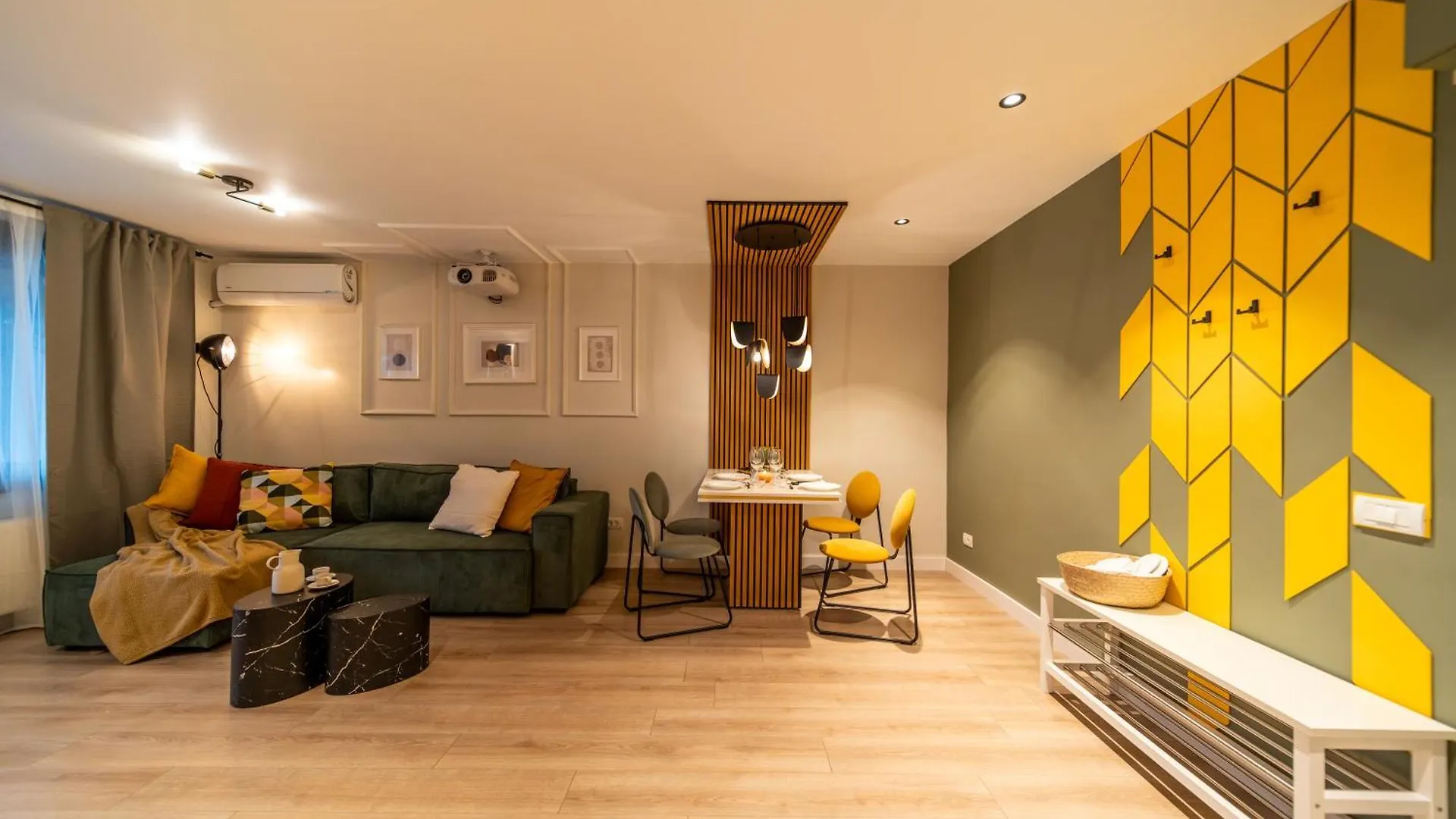 Bumblebee Apartment With Cozy Balcony Near Victoriei Avenue Bucarest Roumanie