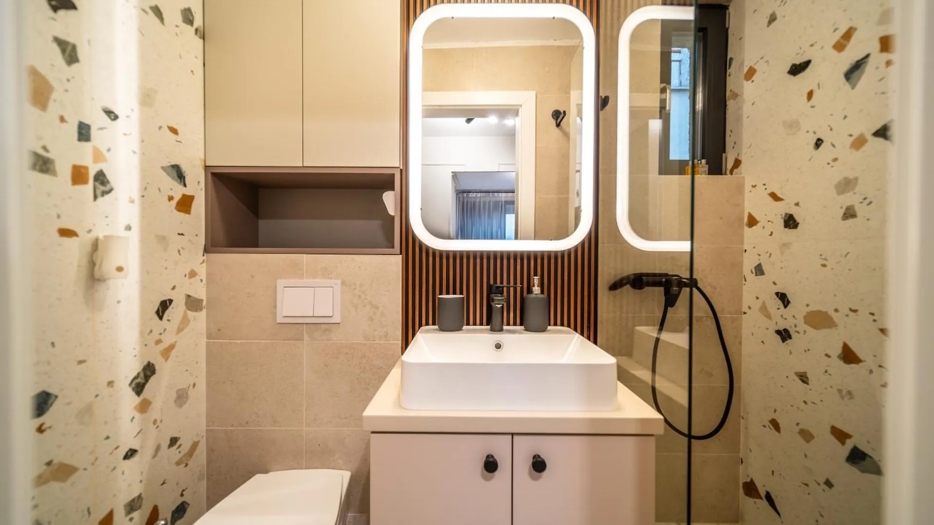 Bumblebee Apartment With Cozy Balcony Near Victoriei Avenue Bucarest