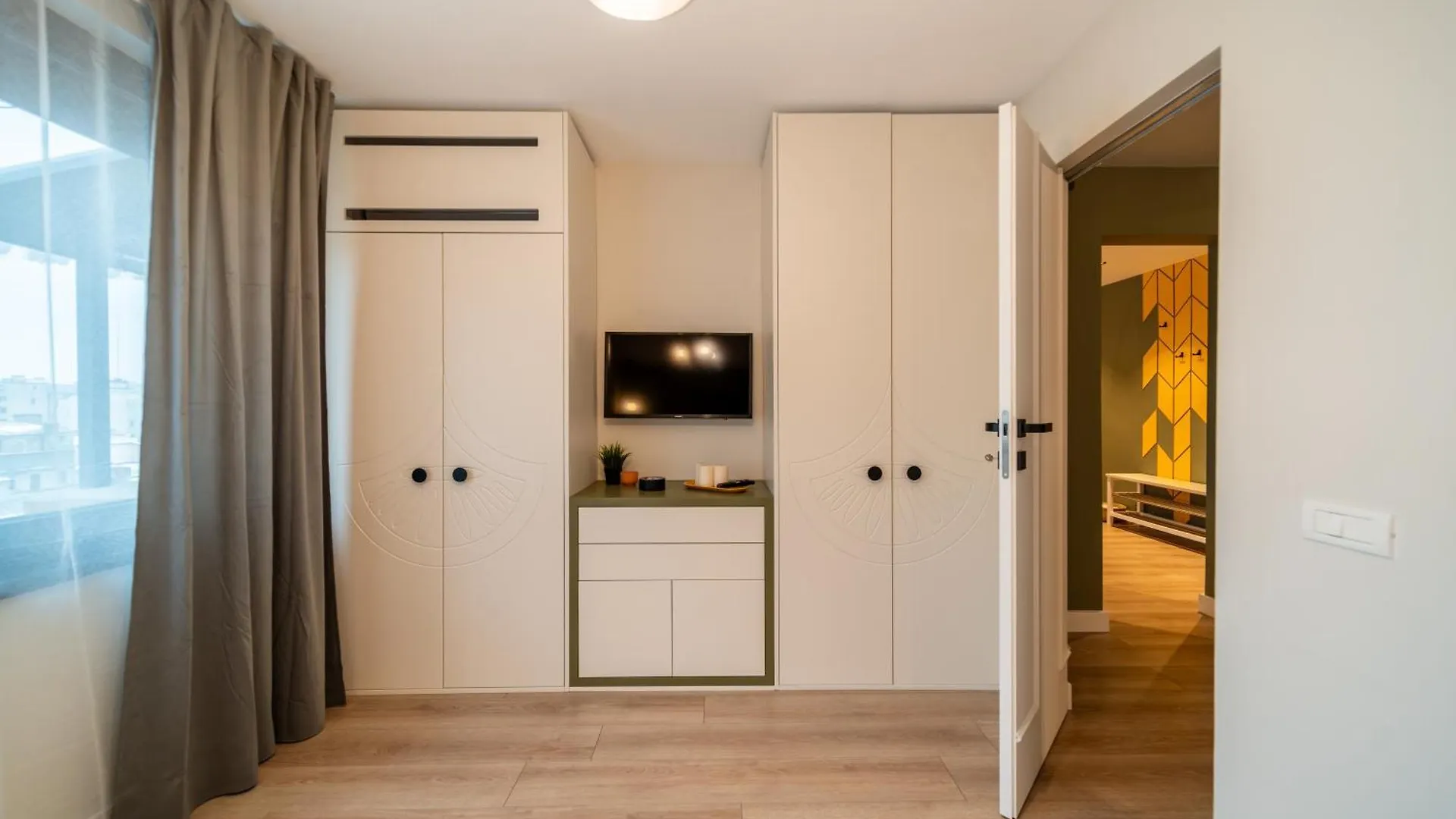 Bumblebee Apartment With Cozy Balcony Near Victoriei Avenue Bucarest 0*,  Roumanie