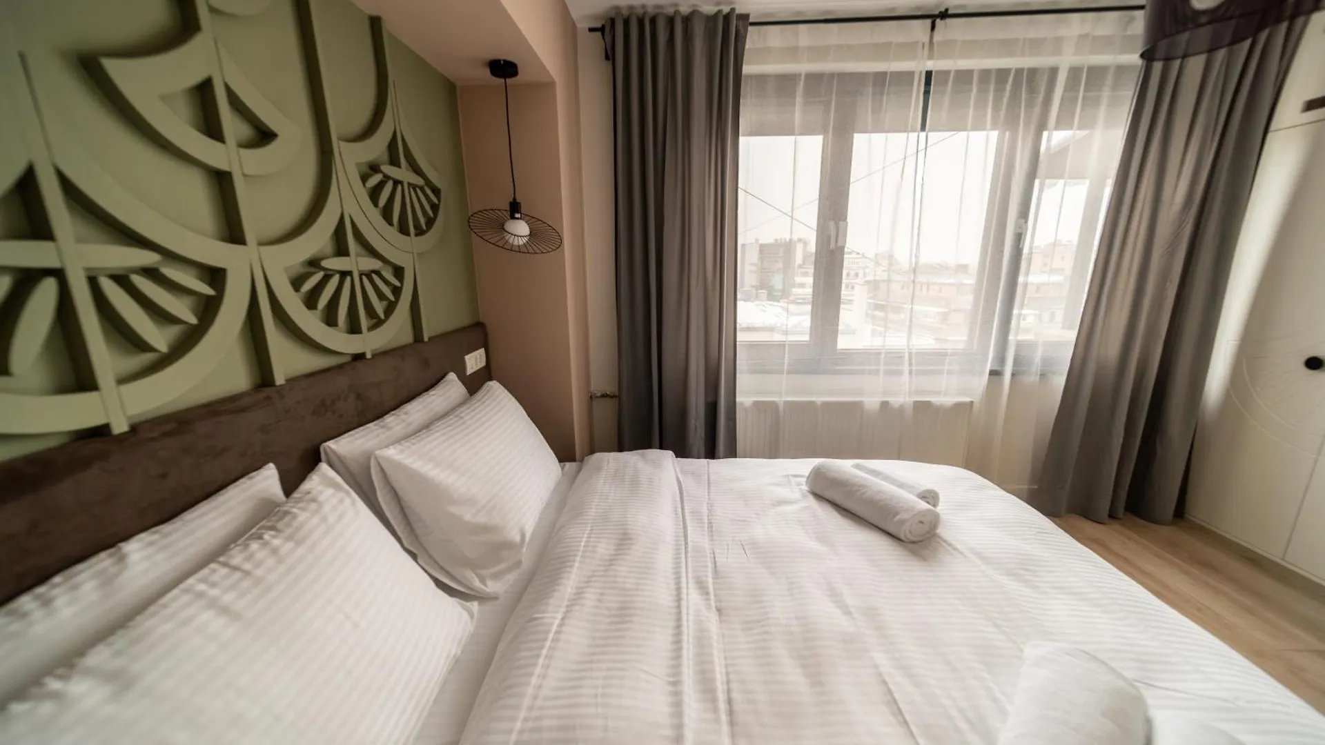 Bumblebee Apartment With Cozy Balcony Near Victoriei Avenue Bucarest