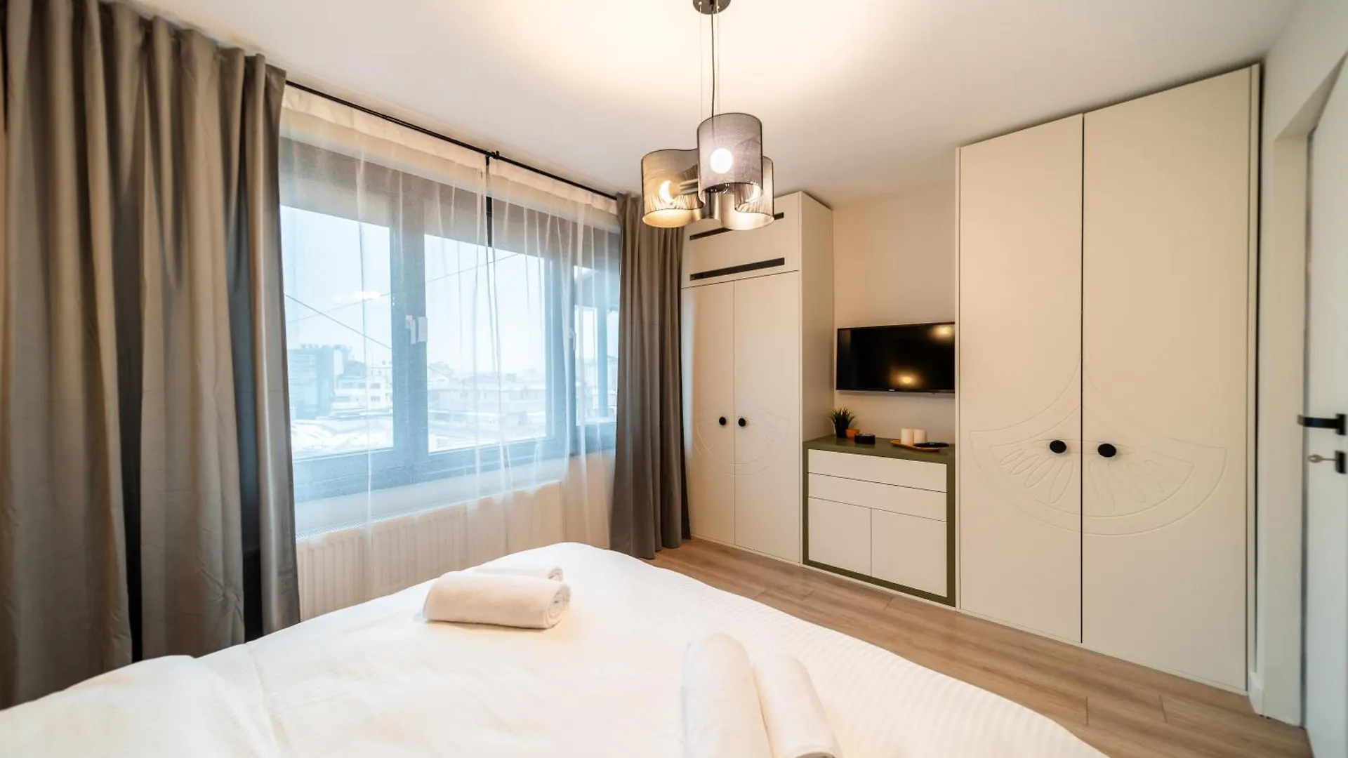 Bumblebee Apartment With Cozy Balcony Near Victoriei Avenue Bucarest 0*,