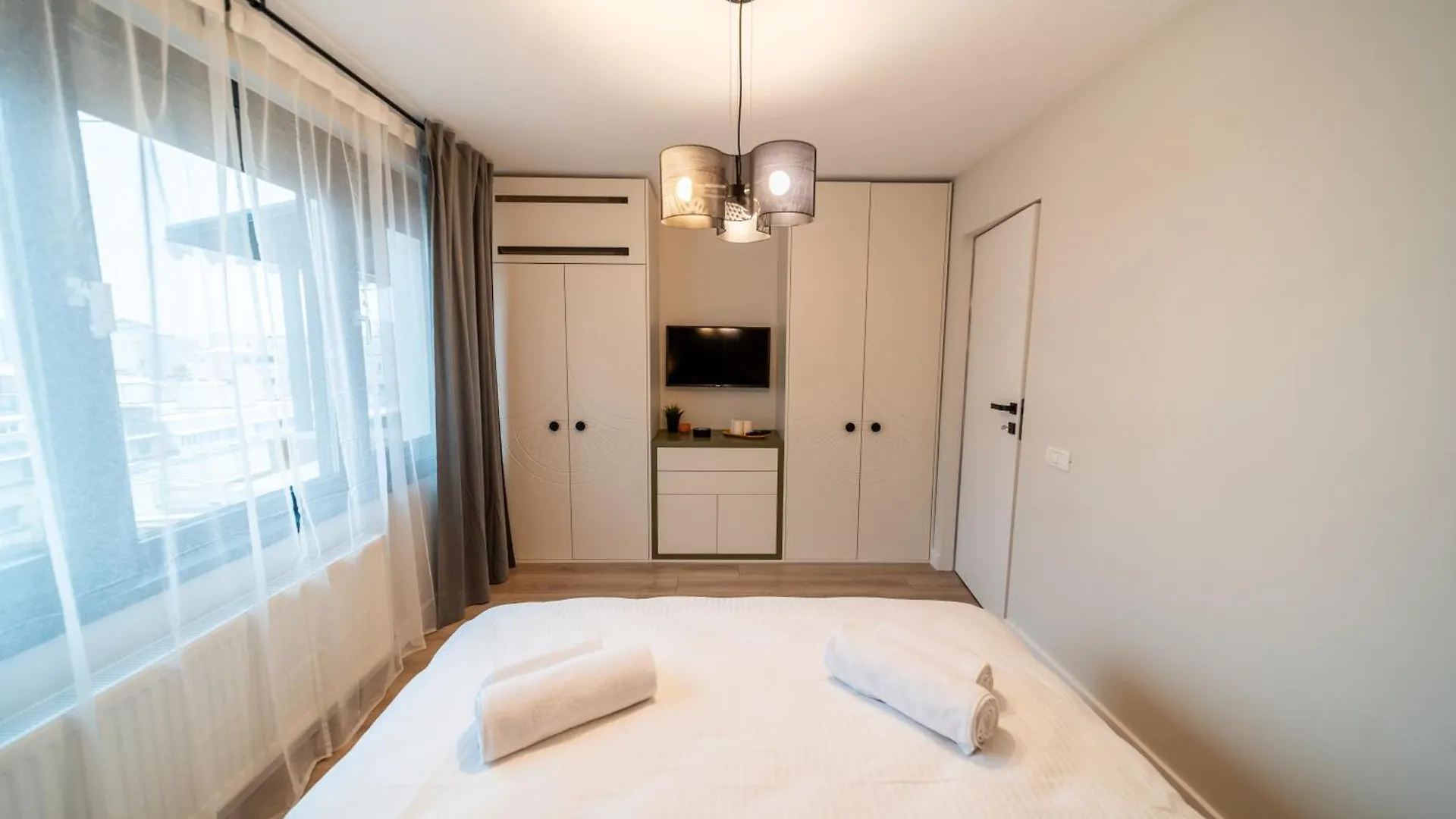 Bumblebee Apartment With Cozy Balcony Near Victoriei Avenue Bucarest