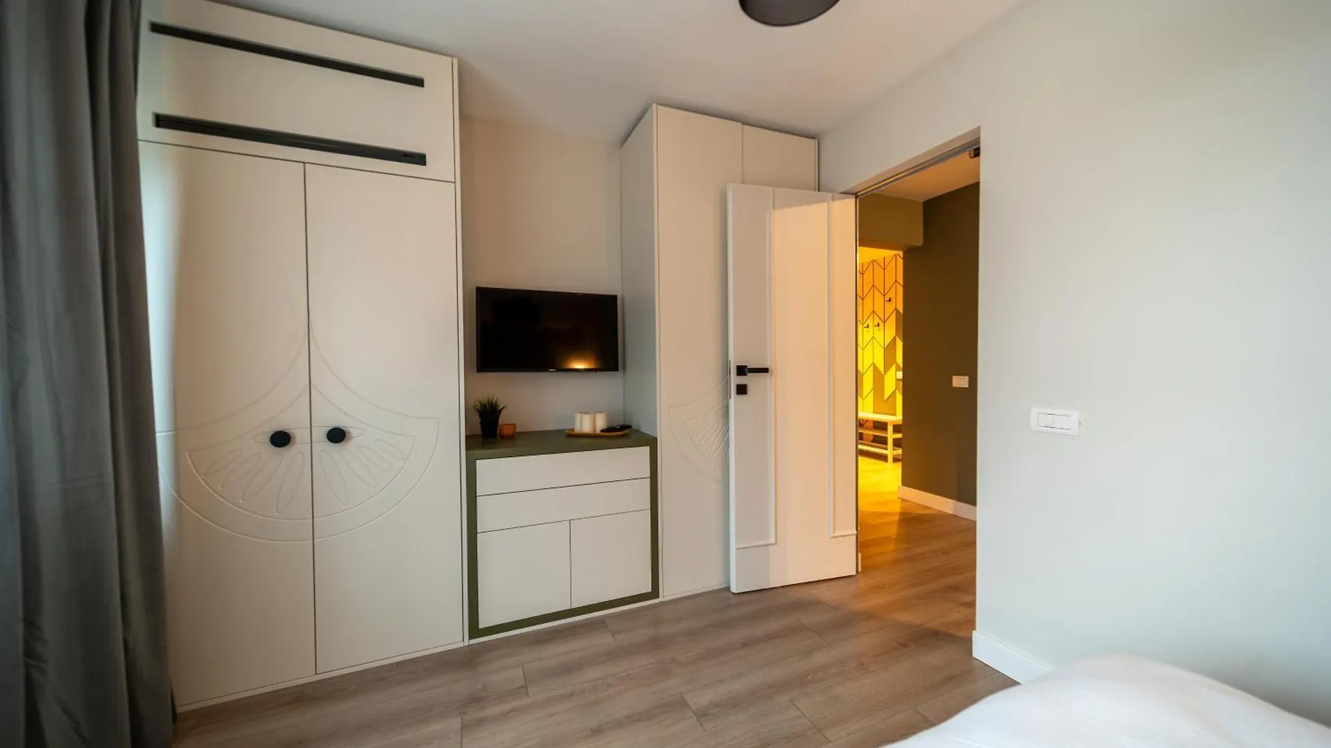 Bumblebee Apartment With Cozy Balcony Near Victoriei Avenue Bucarest