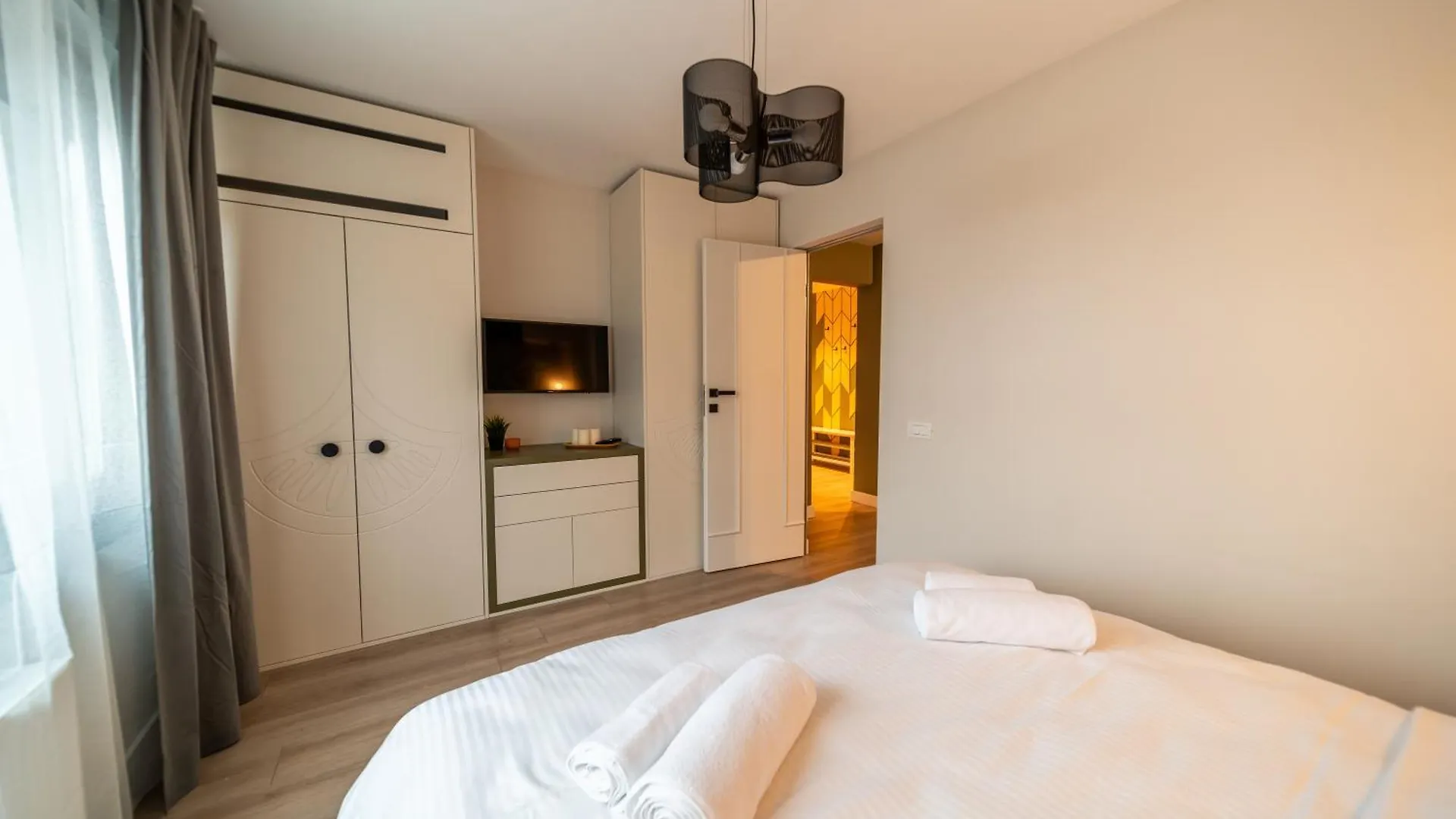 Bumblebee Apartment With Cozy Balcony Near Victoriei Avenue Bucarest 0*,