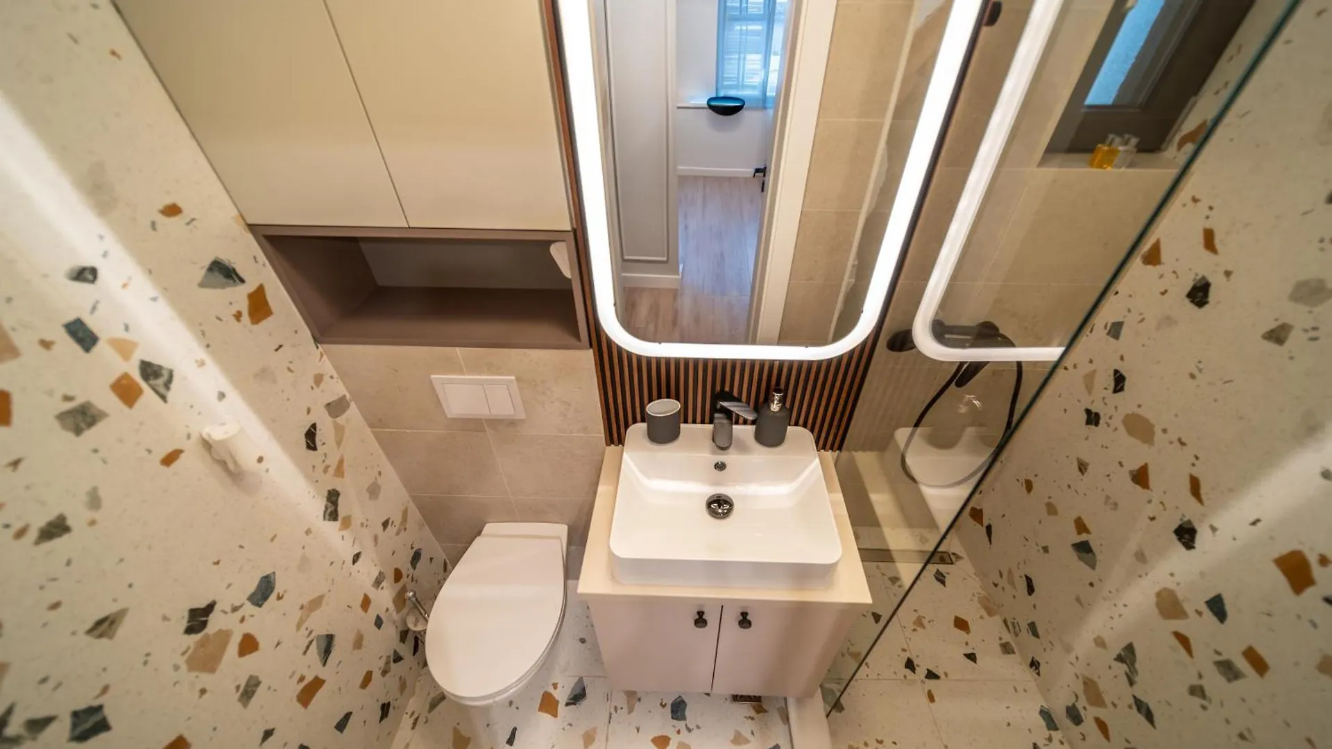 Bumblebee Apartment With Cozy Balcony Near Victoriei Avenue Bucarest