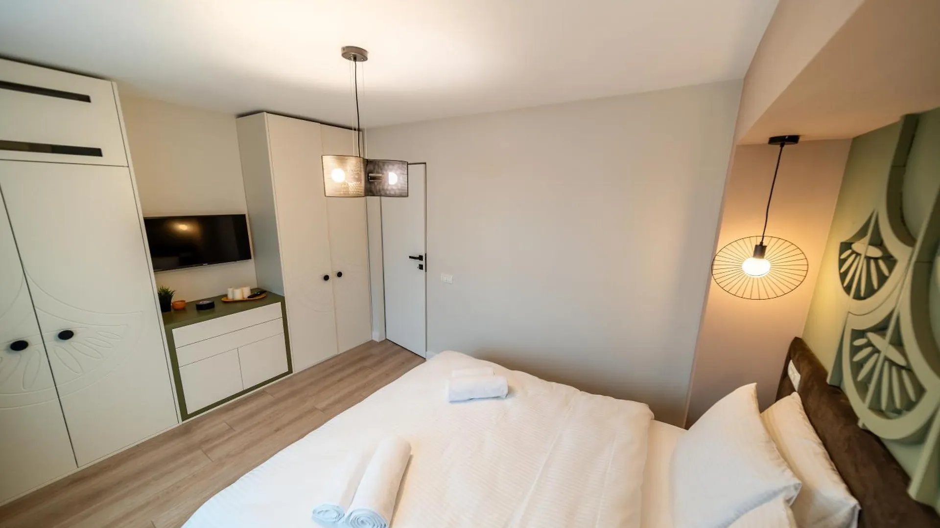 Bumblebee Apartment With Cozy Balcony Near Victoriei Avenue Bucarest