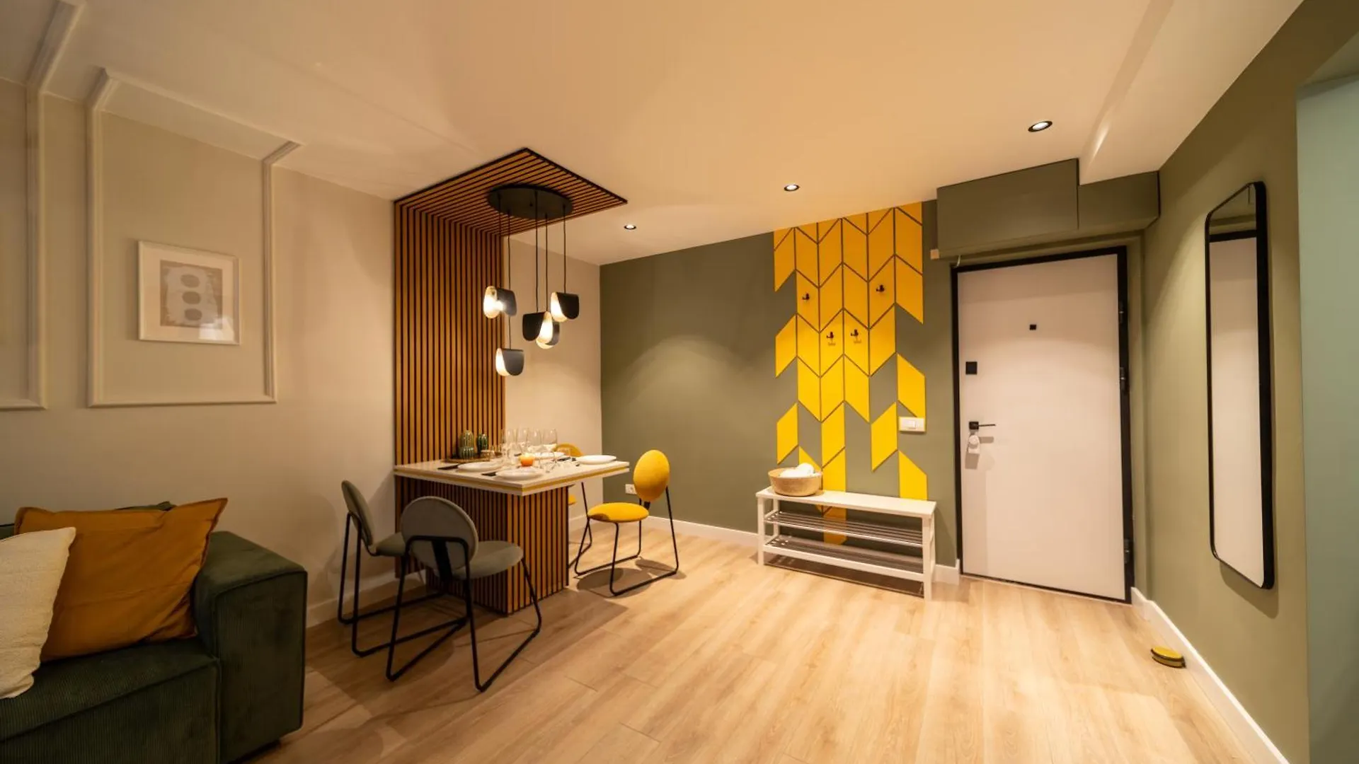 Bumblebee Apartment With Cozy Balcony Near Victoriei Avenue Bucarest