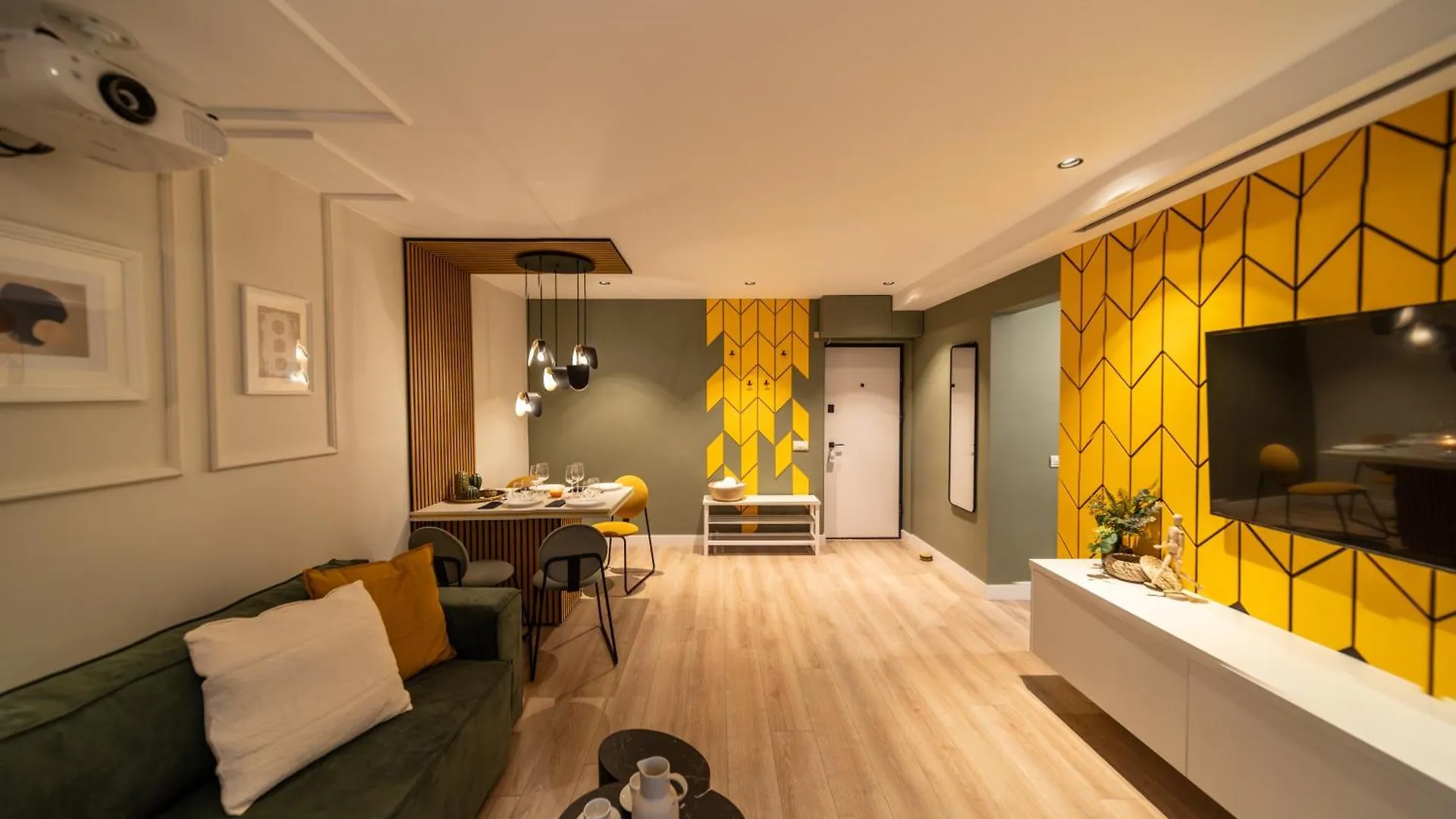 Bumblebee Apartment With Cozy Balcony Near Victoriei Avenue Bucarest