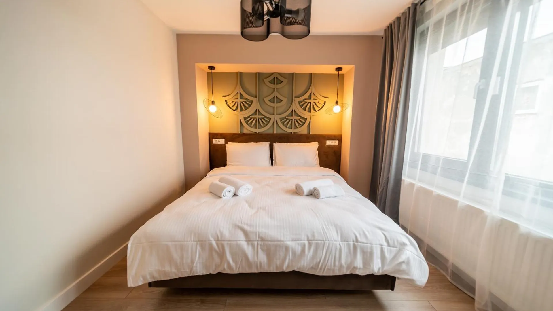 Bumblebee Apartment With Cozy Balcony Near Victoriei Avenue Bucharest