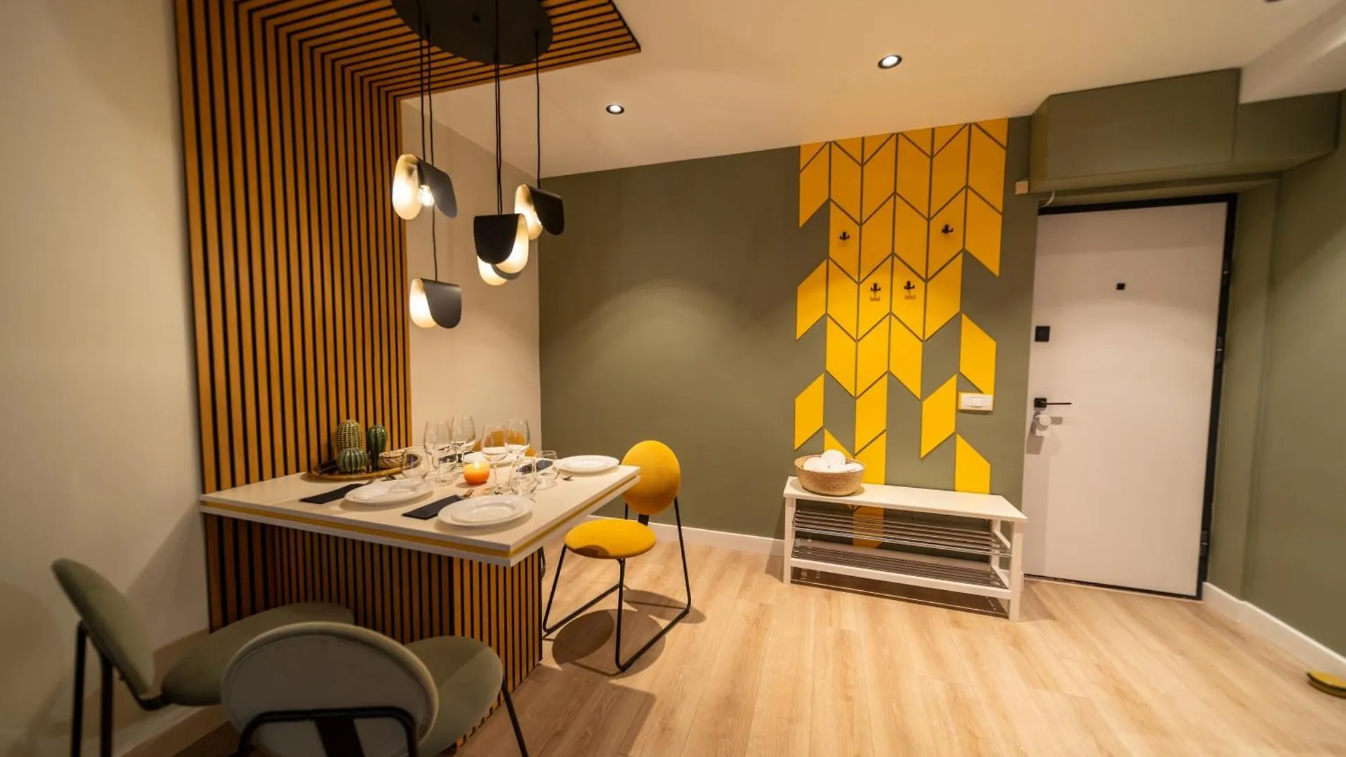 Bumblebee Apartment With Cozy Balcony Near Victoriei Avenue Bucarest