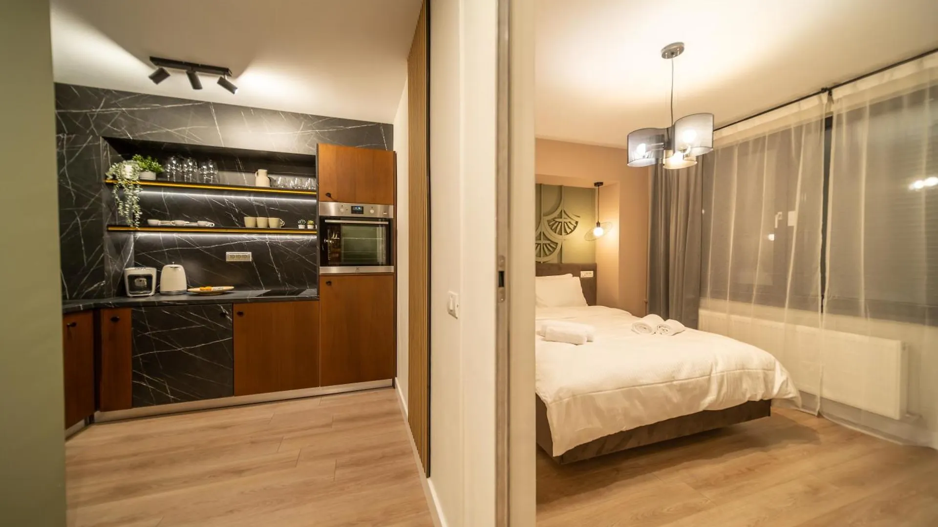 Bumblebee Apartment With Cozy Balcony Near Victoriei Avenue Bucarest