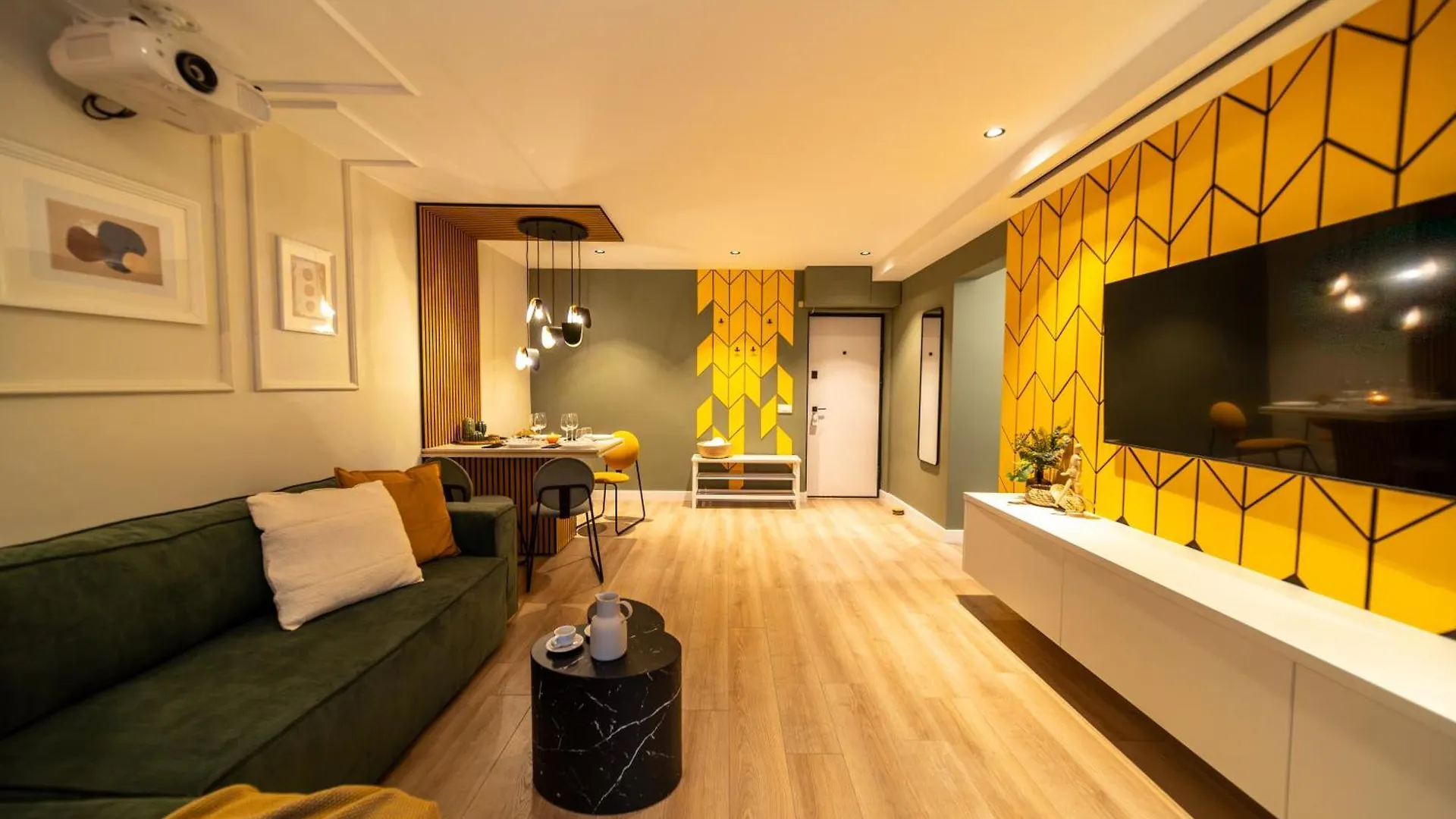 Bumblebee Apartment With Cozy Balcony Near Victoriei Avenue Bucarest
