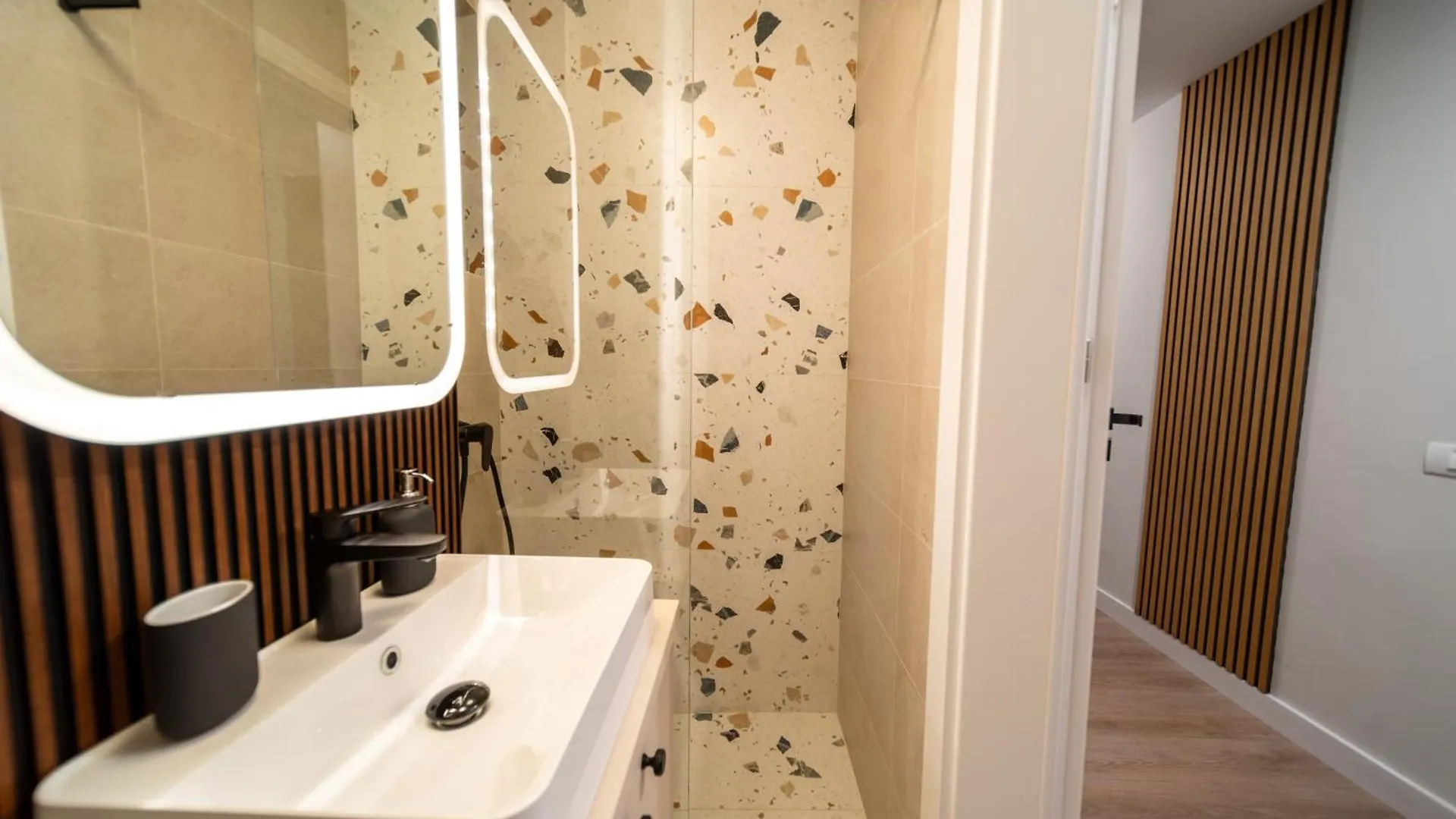 Bumblebee Apartment With Cozy Balcony Near Victoriei Avenue Bucarest