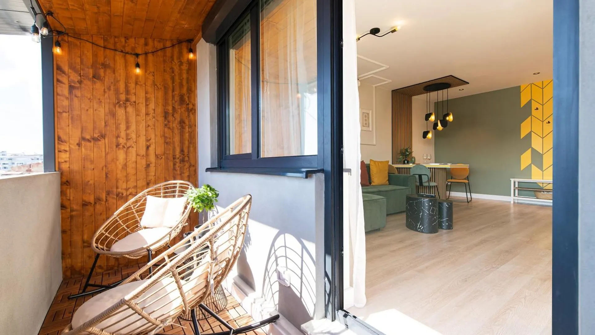 Bumblebee Apartment With Cozy Balcony Near Victoriei Avenue Bucarest