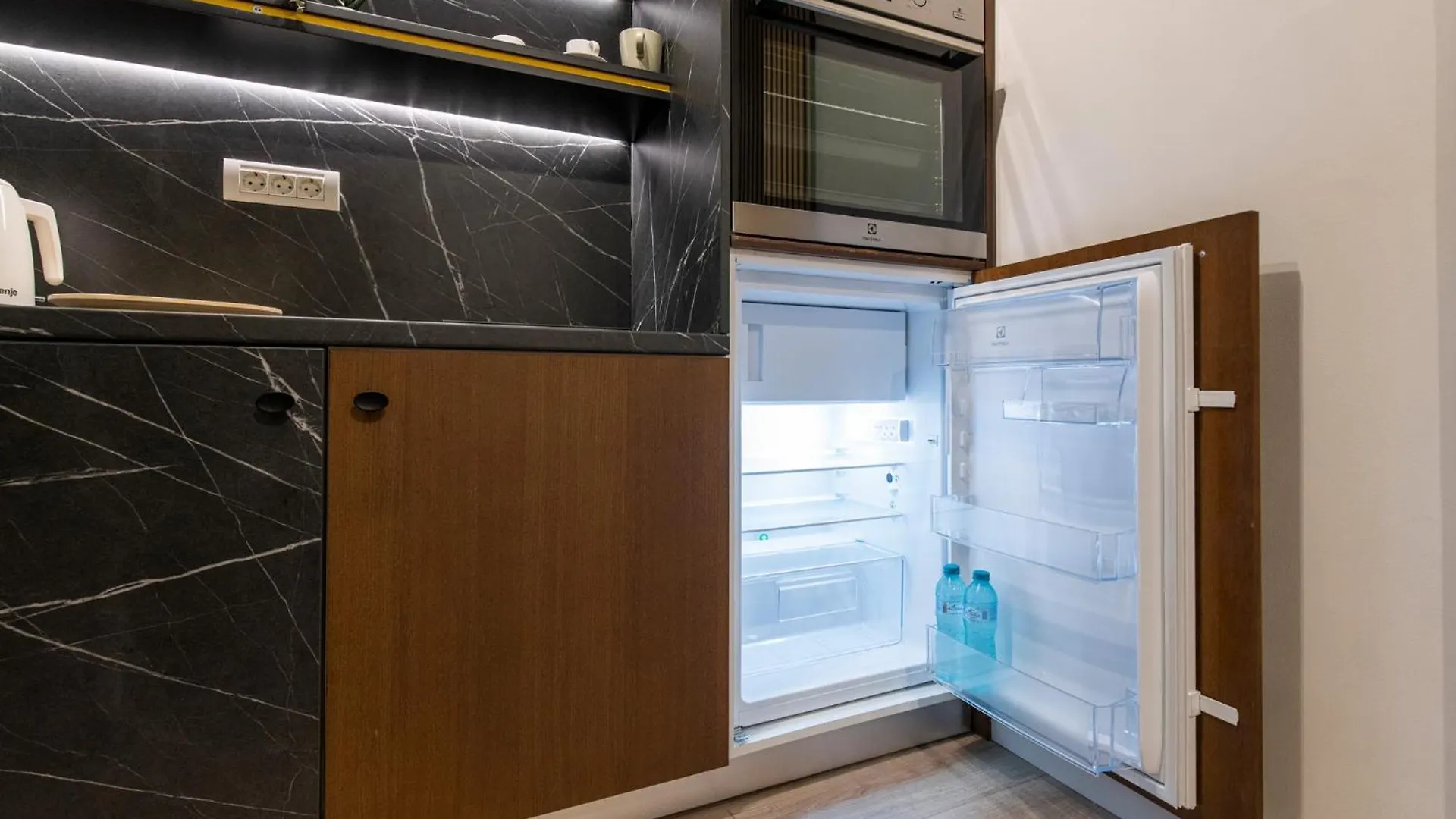 Bumblebee Apartment With Cozy Balcony Near Victoriei Avenue Bucarest