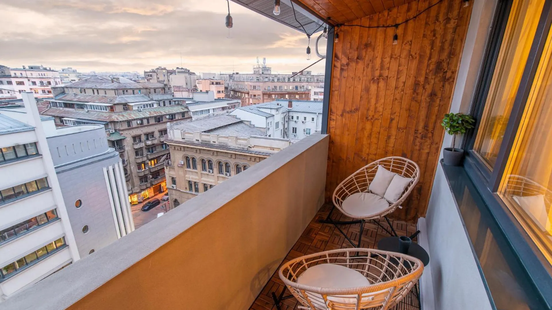Bumblebee Apartment With Cozy Balcony Near Victoriei Avenue Bucarest 0*,  Roumanie