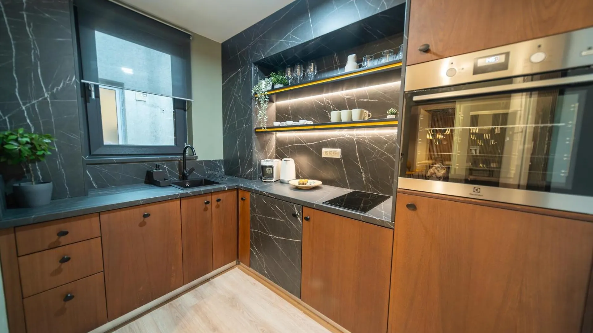 Bumblebee Apartment With Cozy Balcony Near Victoriei Avenue Bucharest